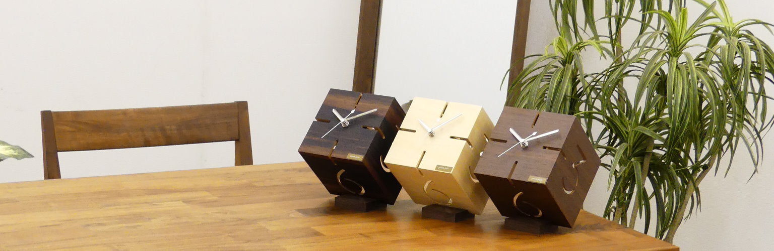 「ヤマト工芸のキューブ型置き時計「パズルスタンドタイプM」 時間を刻むアート