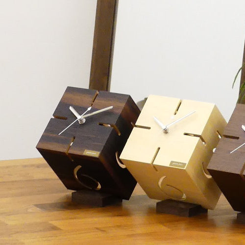 「ヤマト工芸のキューブ型置き時計「パズルスタンドタイプM」 時間を刻むアート